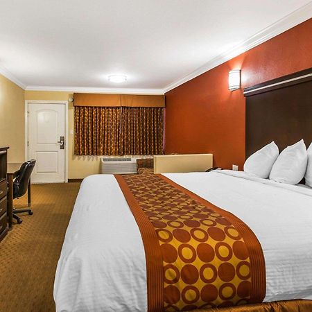 Rodeway Inn & Suites Corona Extérieur photo