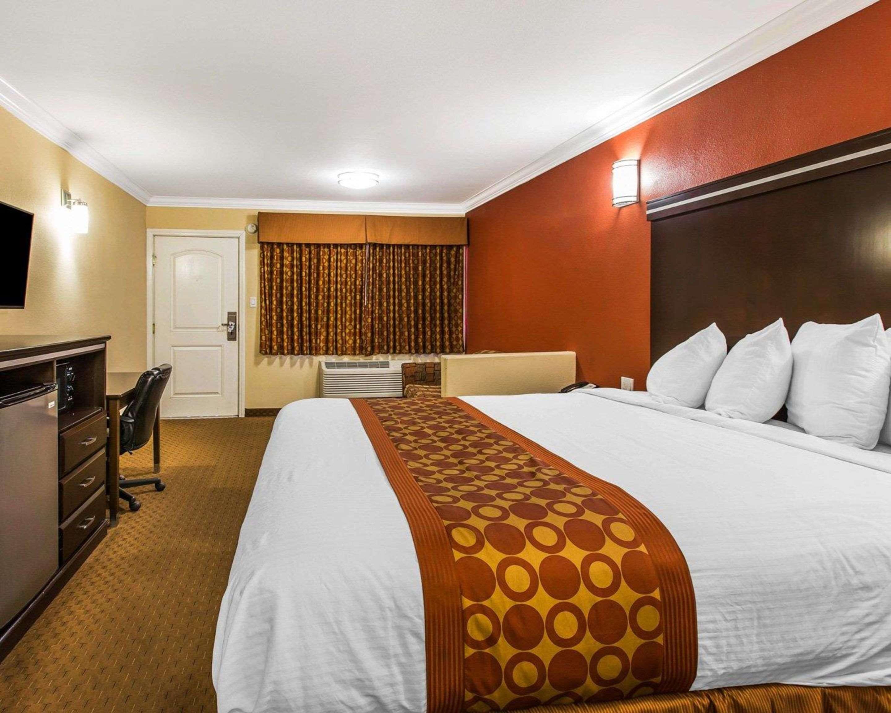 Rodeway Inn & Suites Corona Extérieur photo