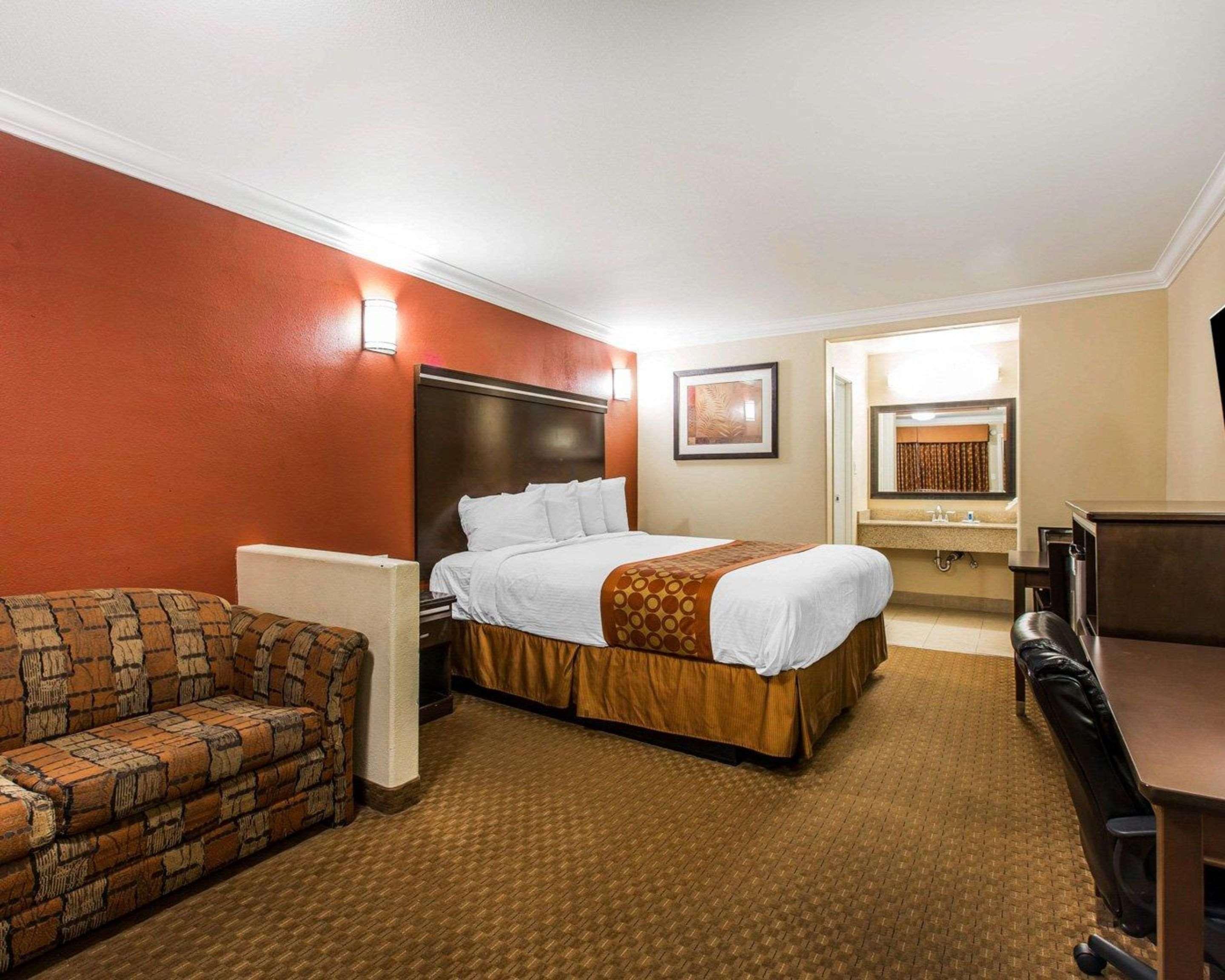 Rodeway Inn & Suites Corona Extérieur photo