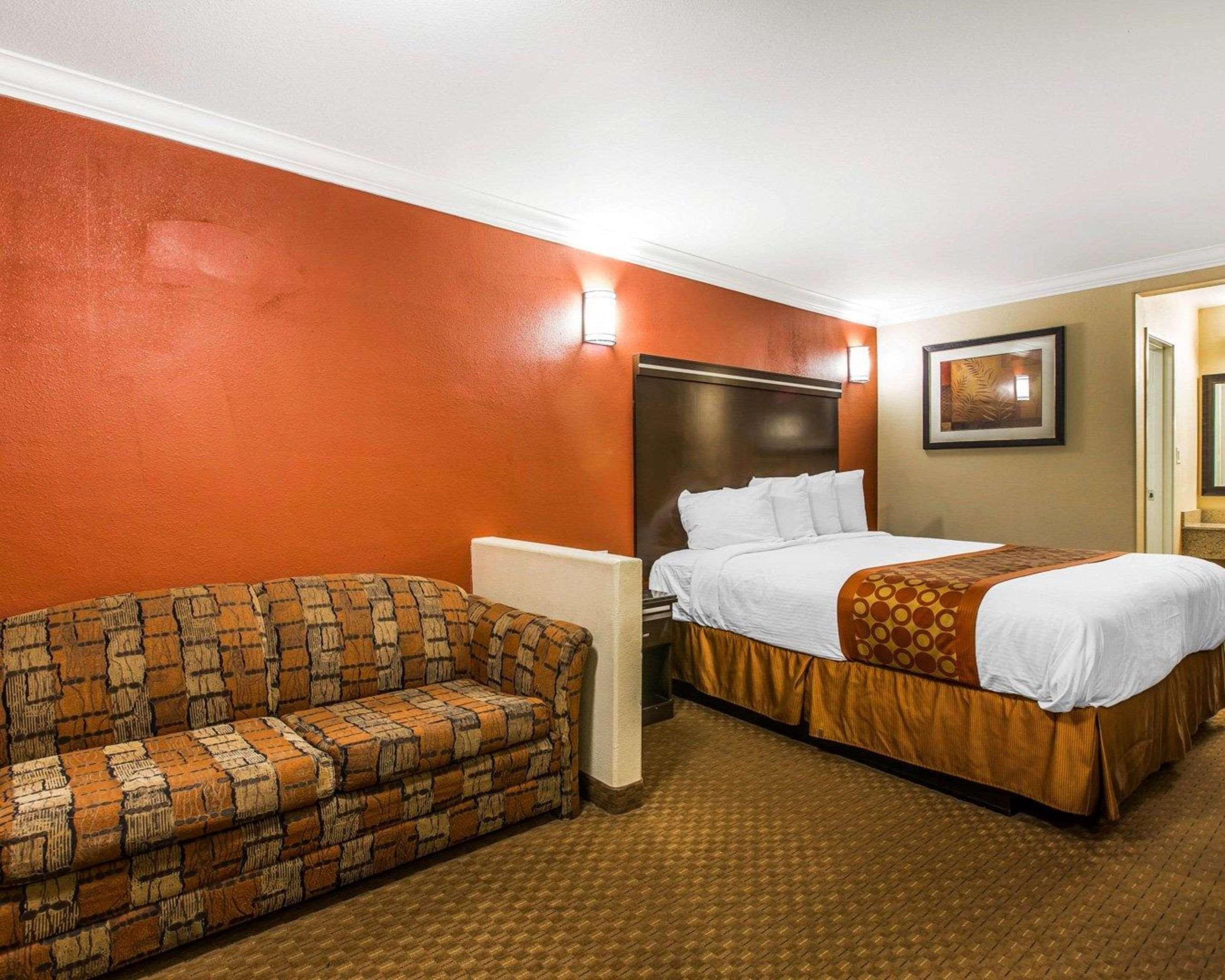 Rodeway Inn & Suites Corona Extérieur photo