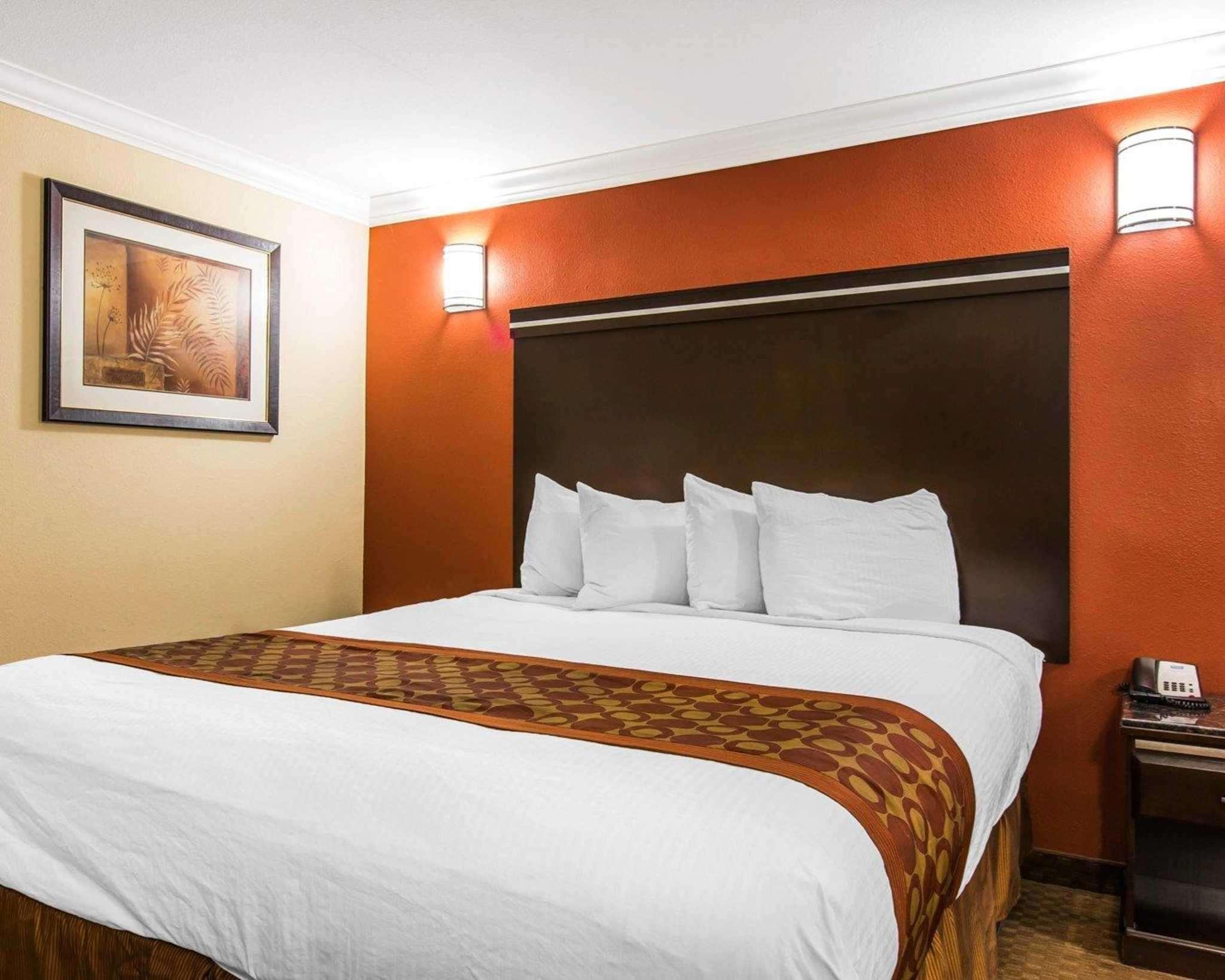 Rodeway Inn & Suites Corona Extérieur photo
