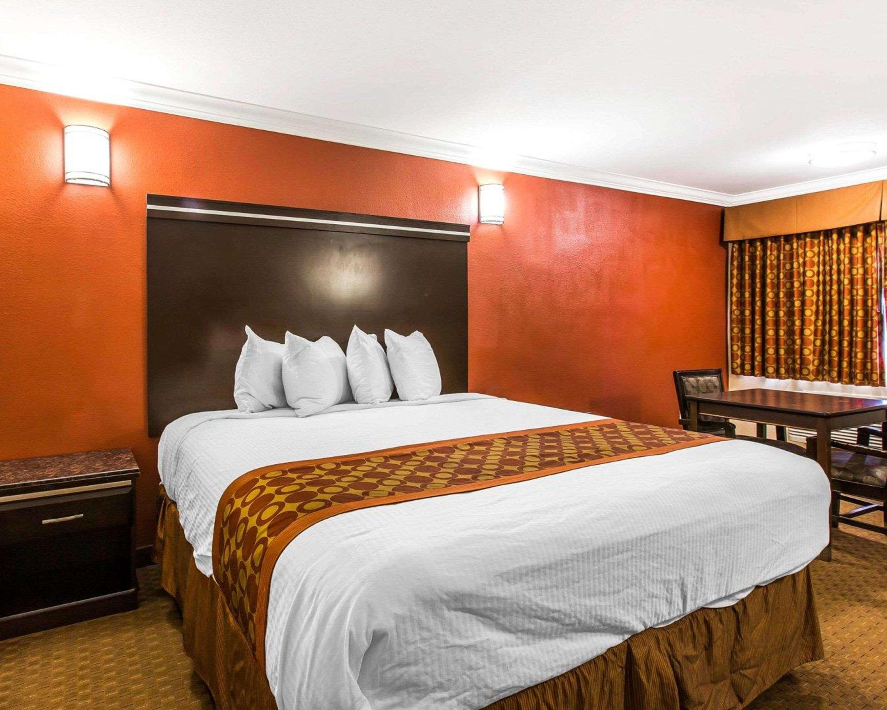 Rodeway Inn & Suites Corona Extérieur photo