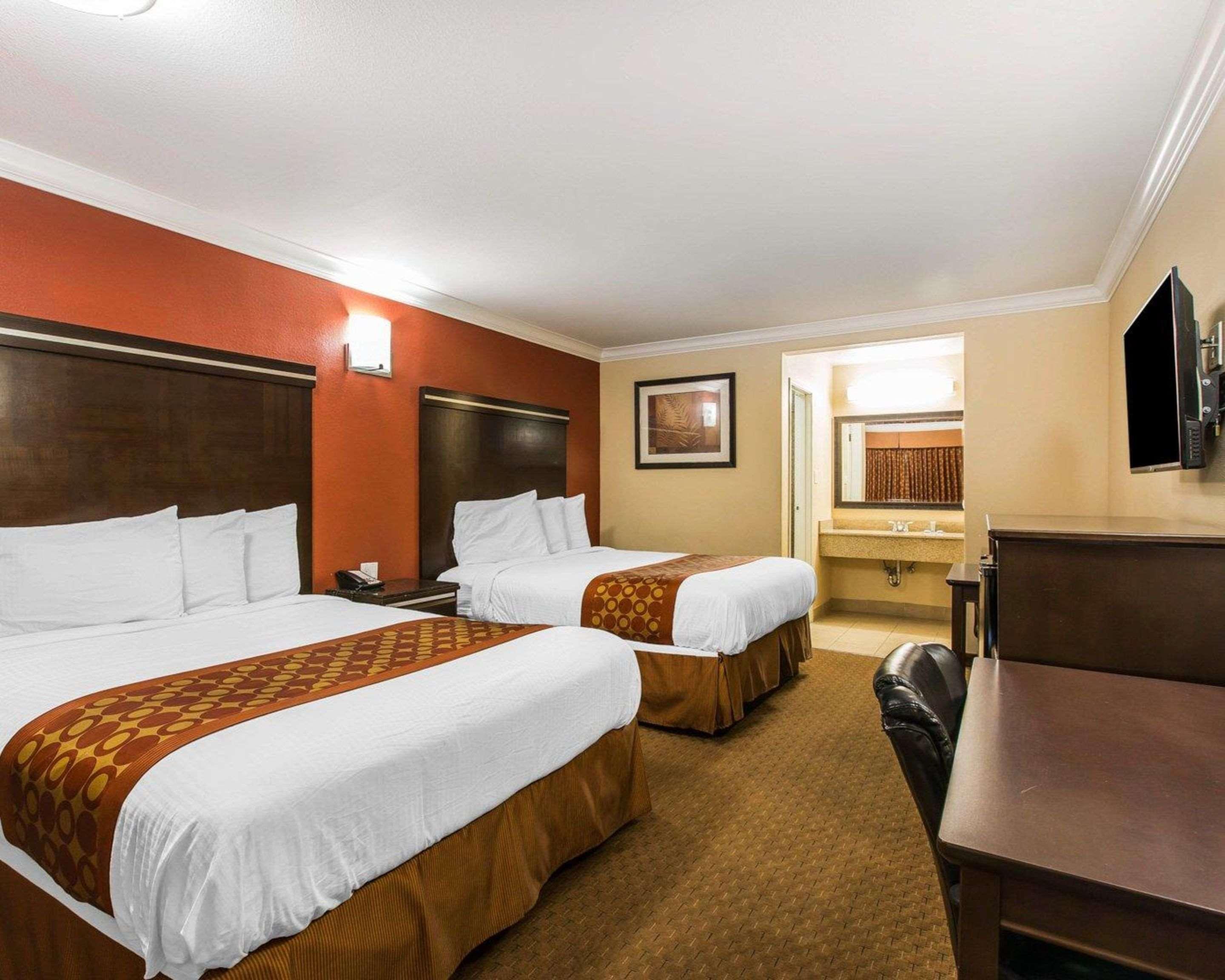 Rodeway Inn & Suites Corona Extérieur photo