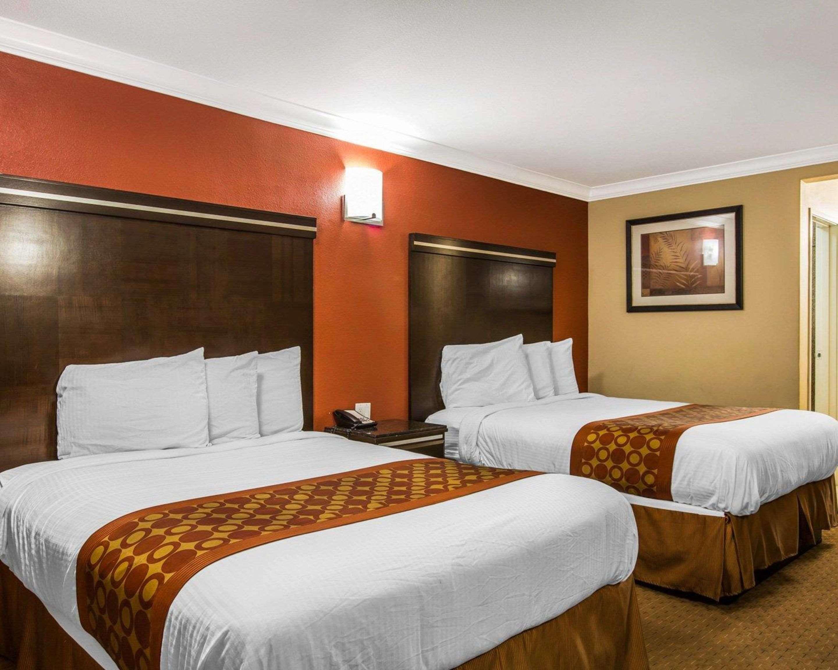 Rodeway Inn & Suites Corona Extérieur photo