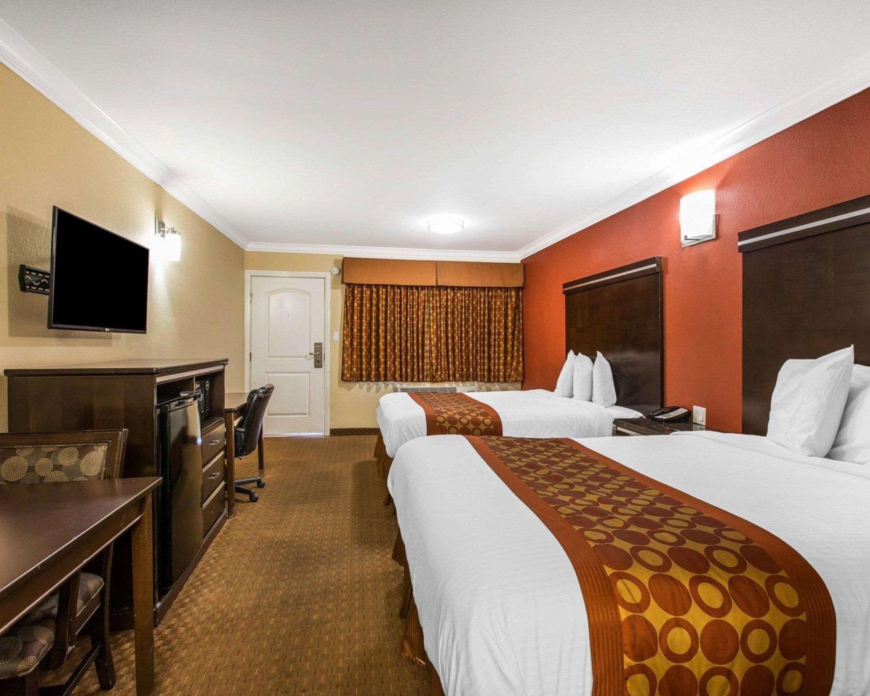 Rodeway Inn & Suites Corona Extérieur photo