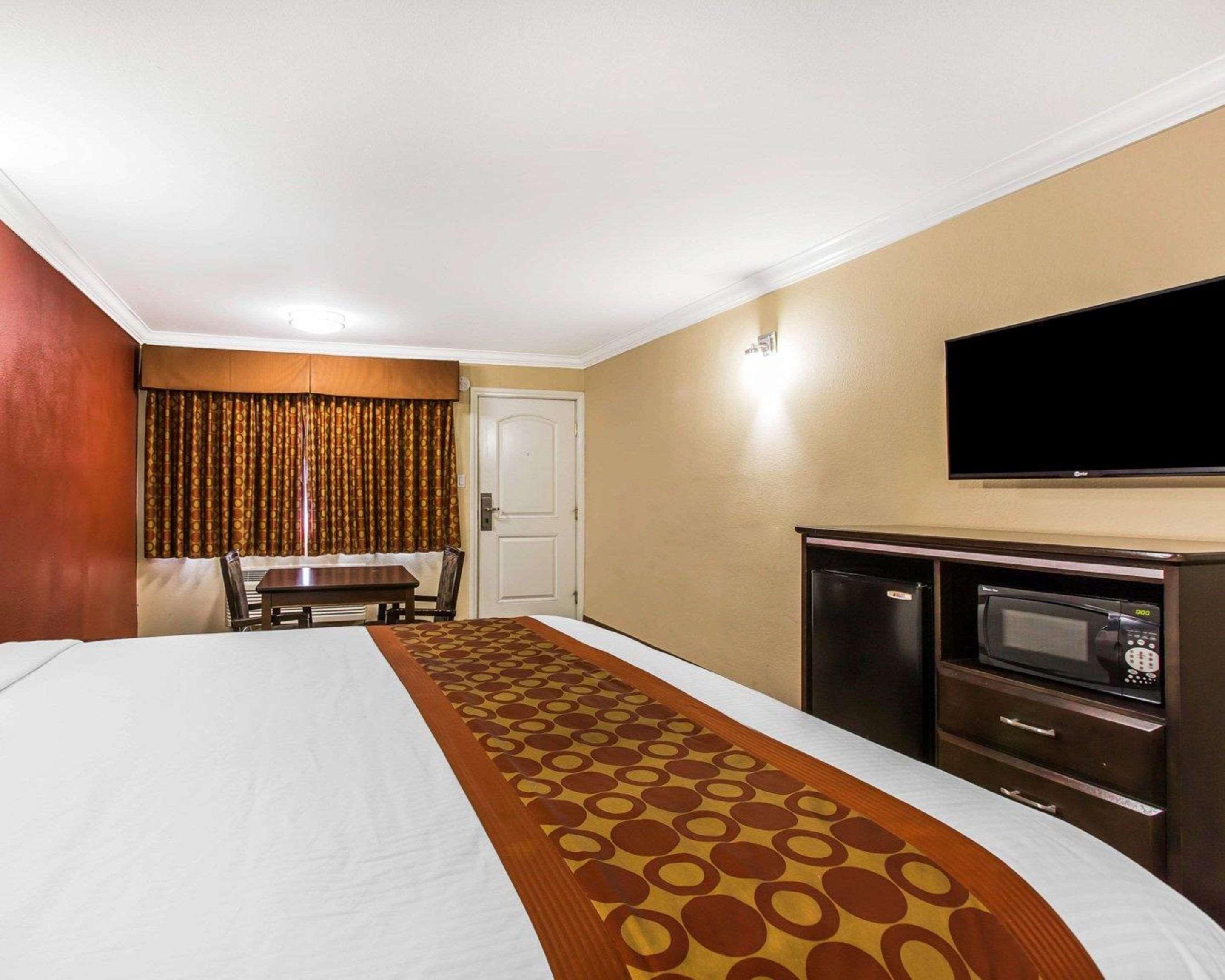 Rodeway Inn & Suites Corona Extérieur photo