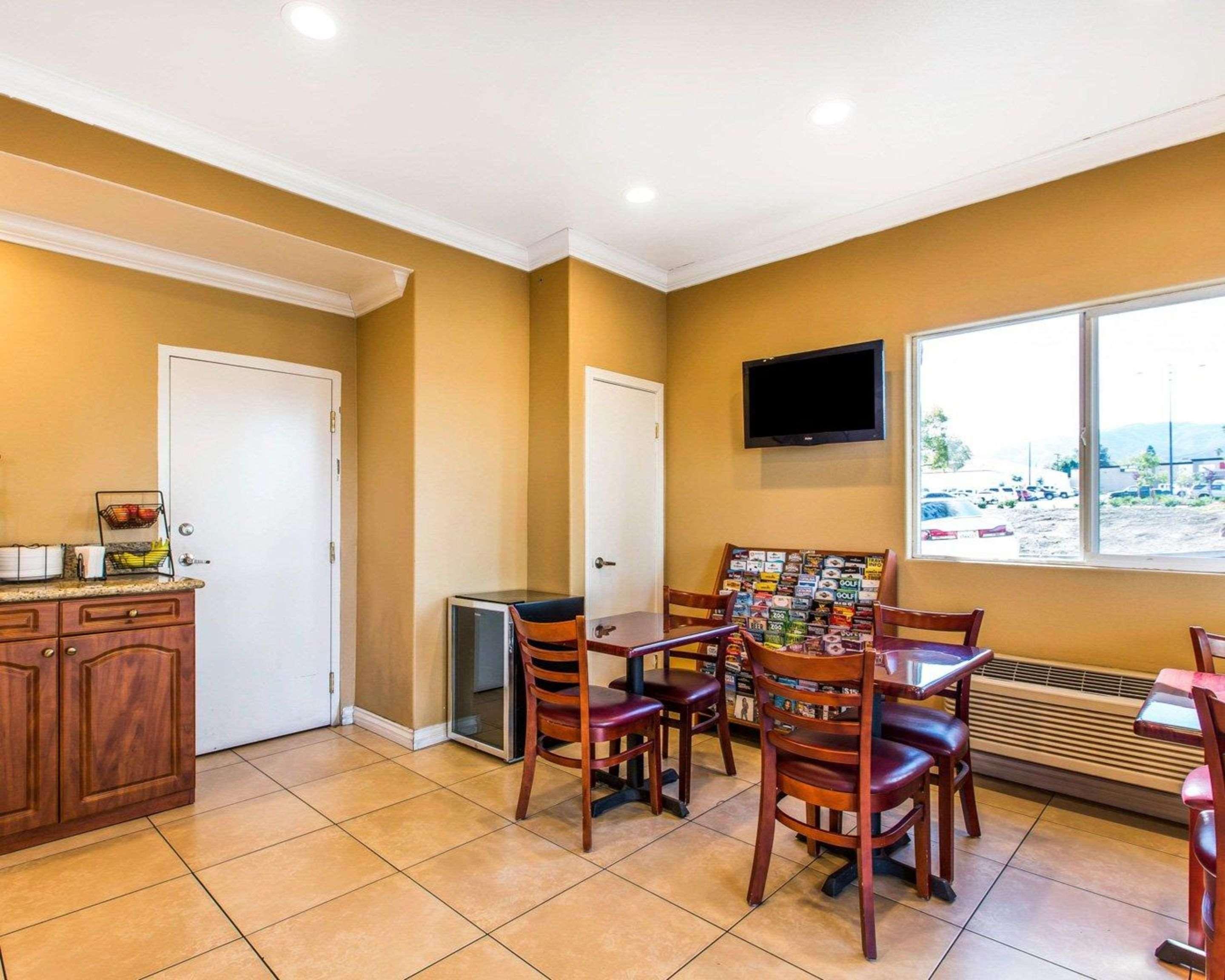 Rodeway Inn & Suites Corona Extérieur photo