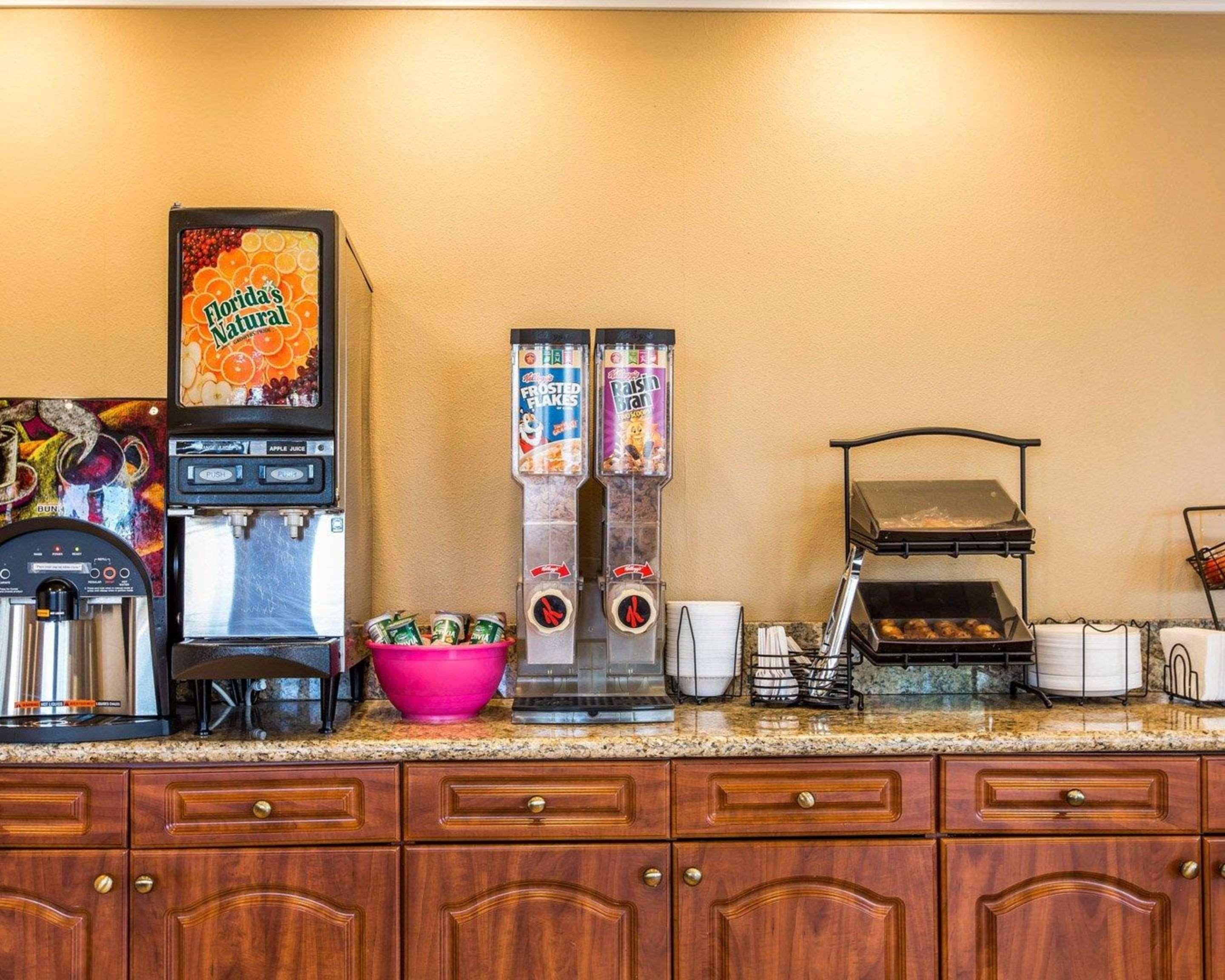 Rodeway Inn & Suites Corona Extérieur photo