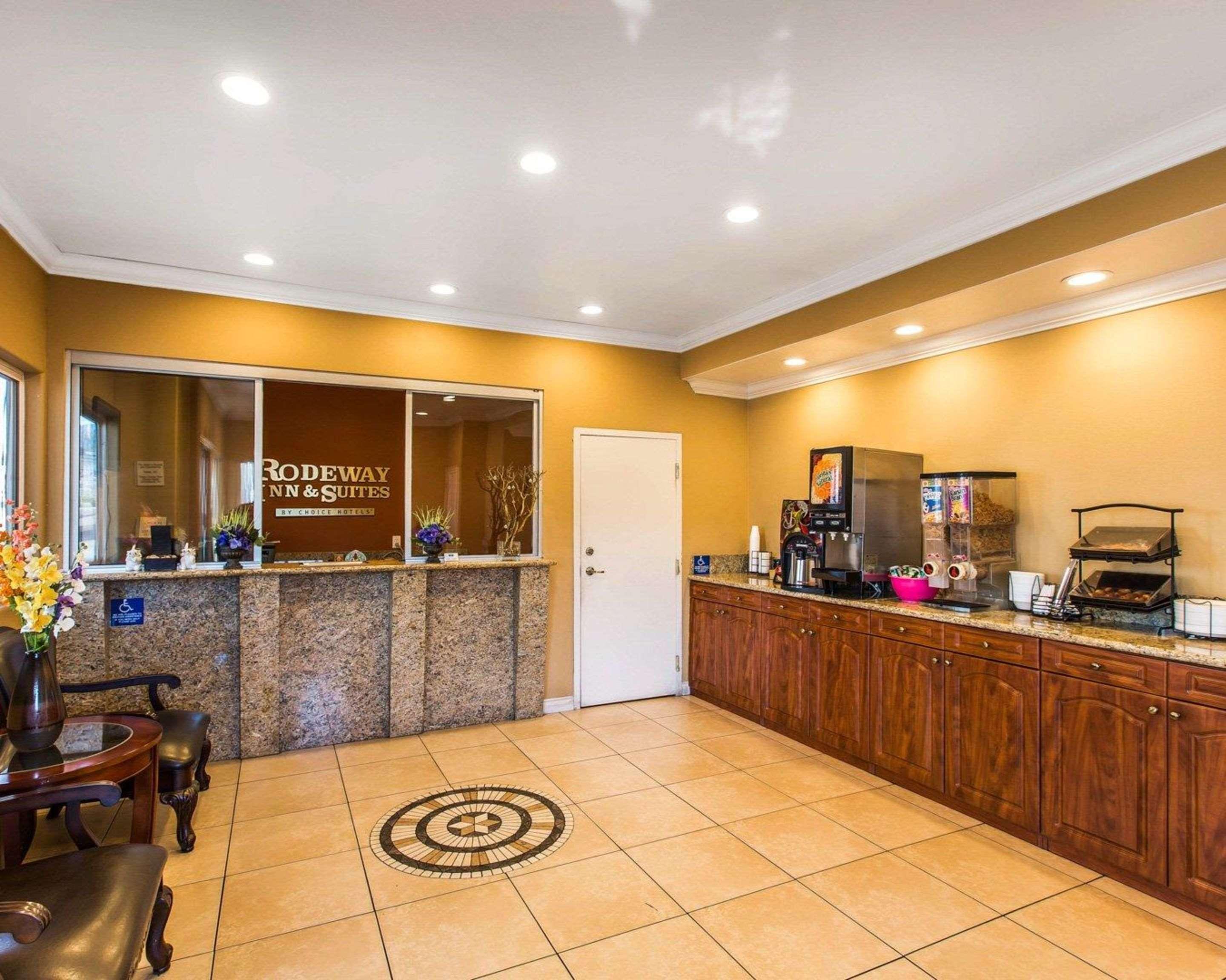 Rodeway Inn & Suites Corona Extérieur photo