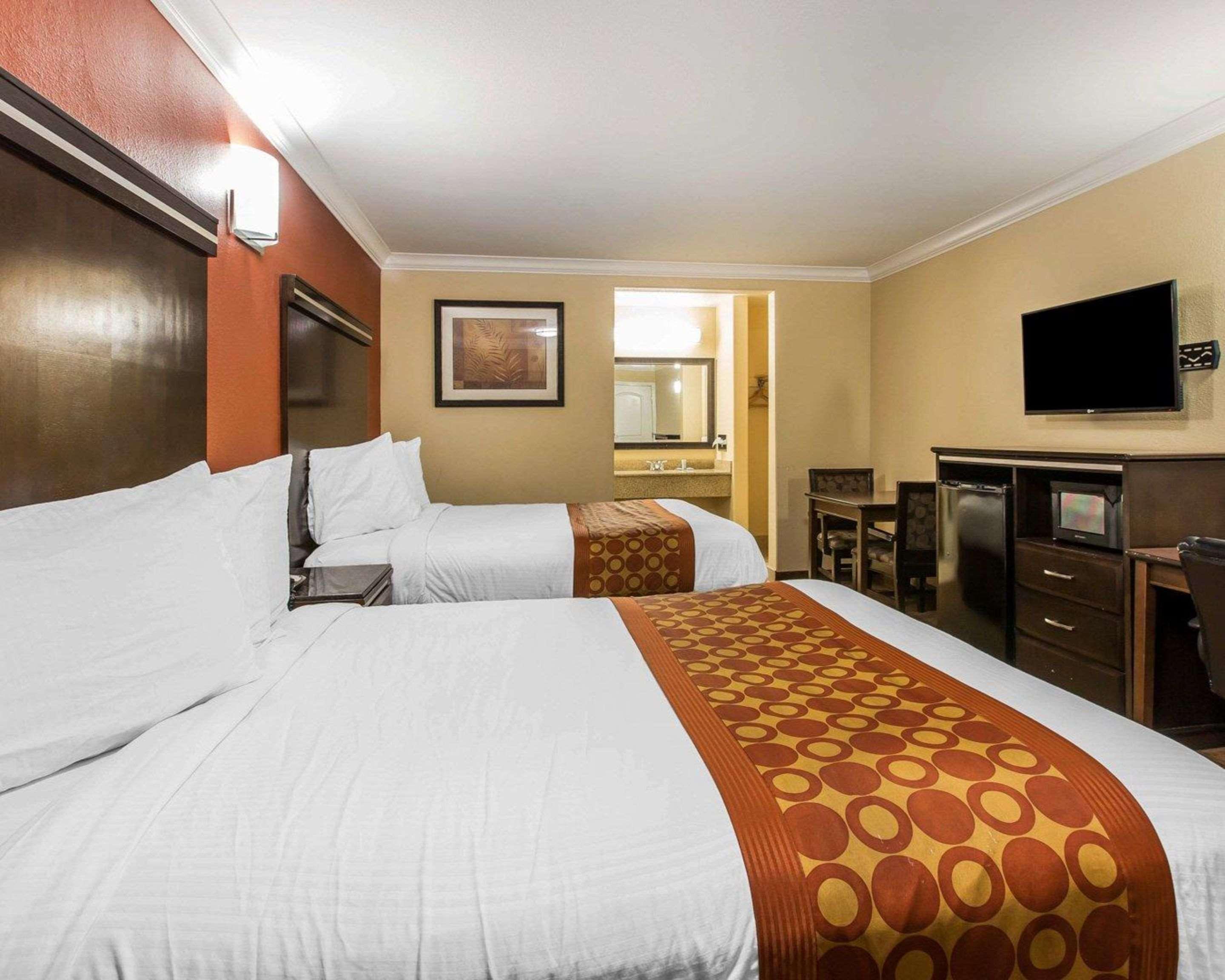 Rodeway Inn & Suites Corona Extérieur photo