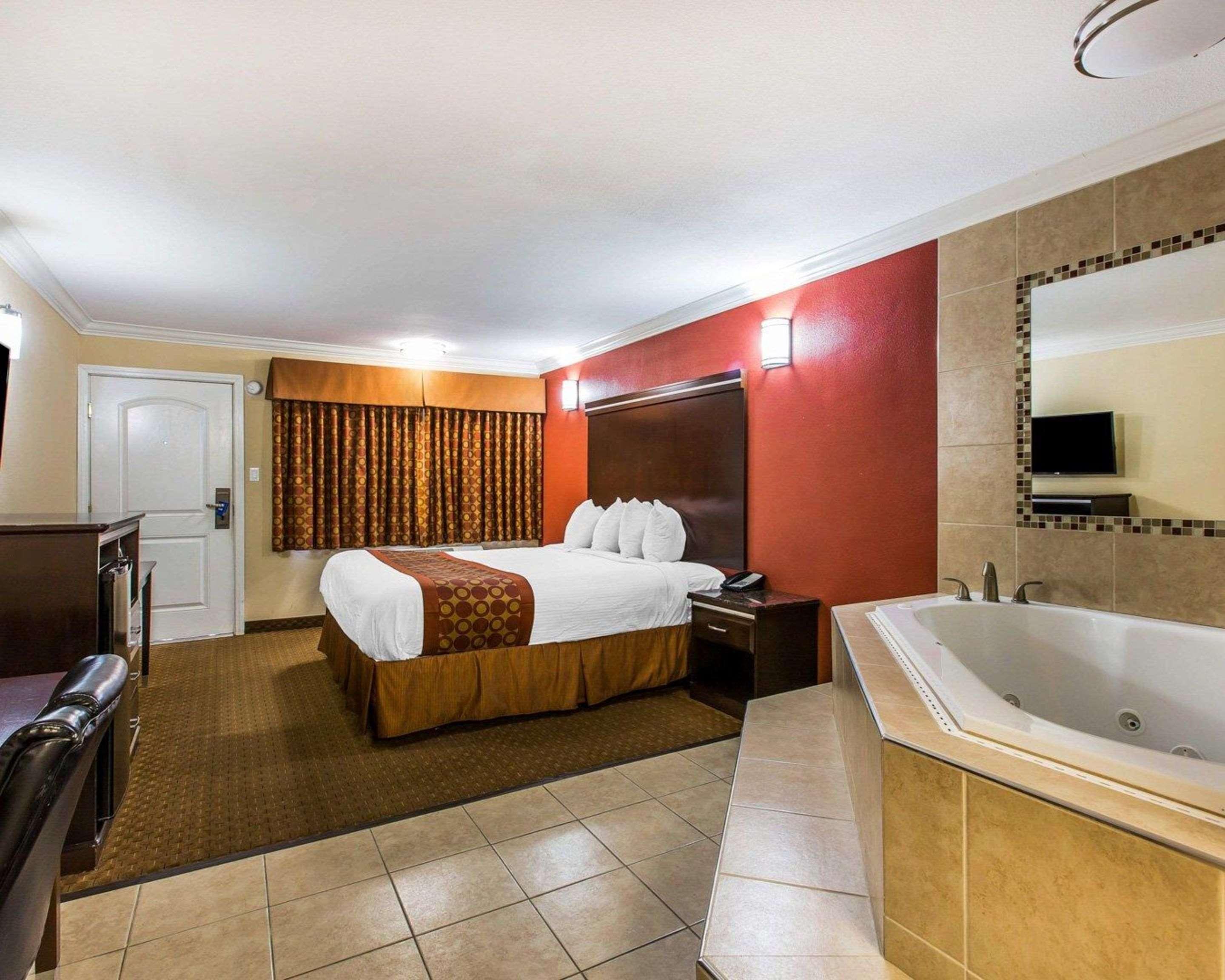 Rodeway Inn & Suites Corona Extérieur photo
