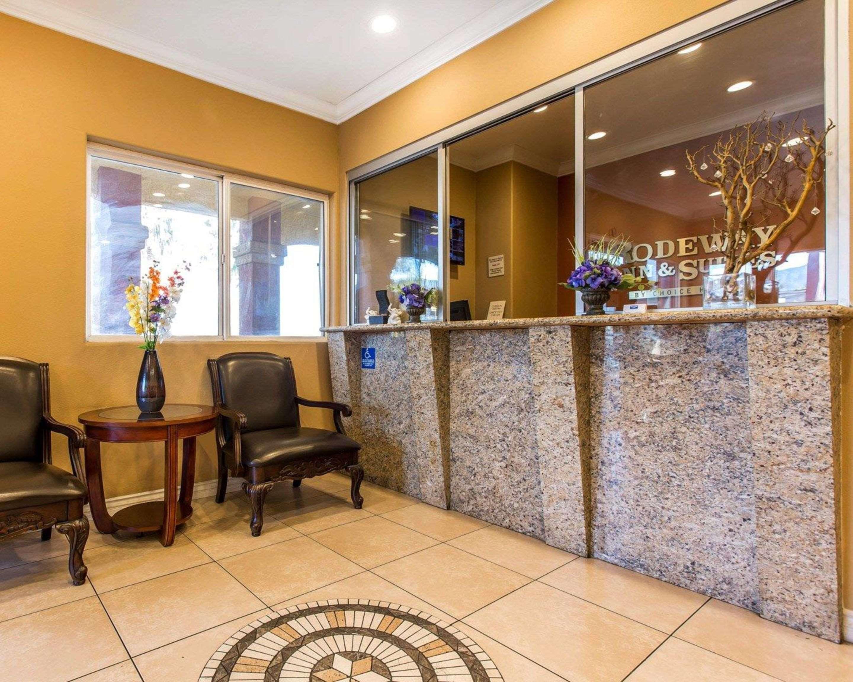 Rodeway Inn & Suites Corona Extérieur photo