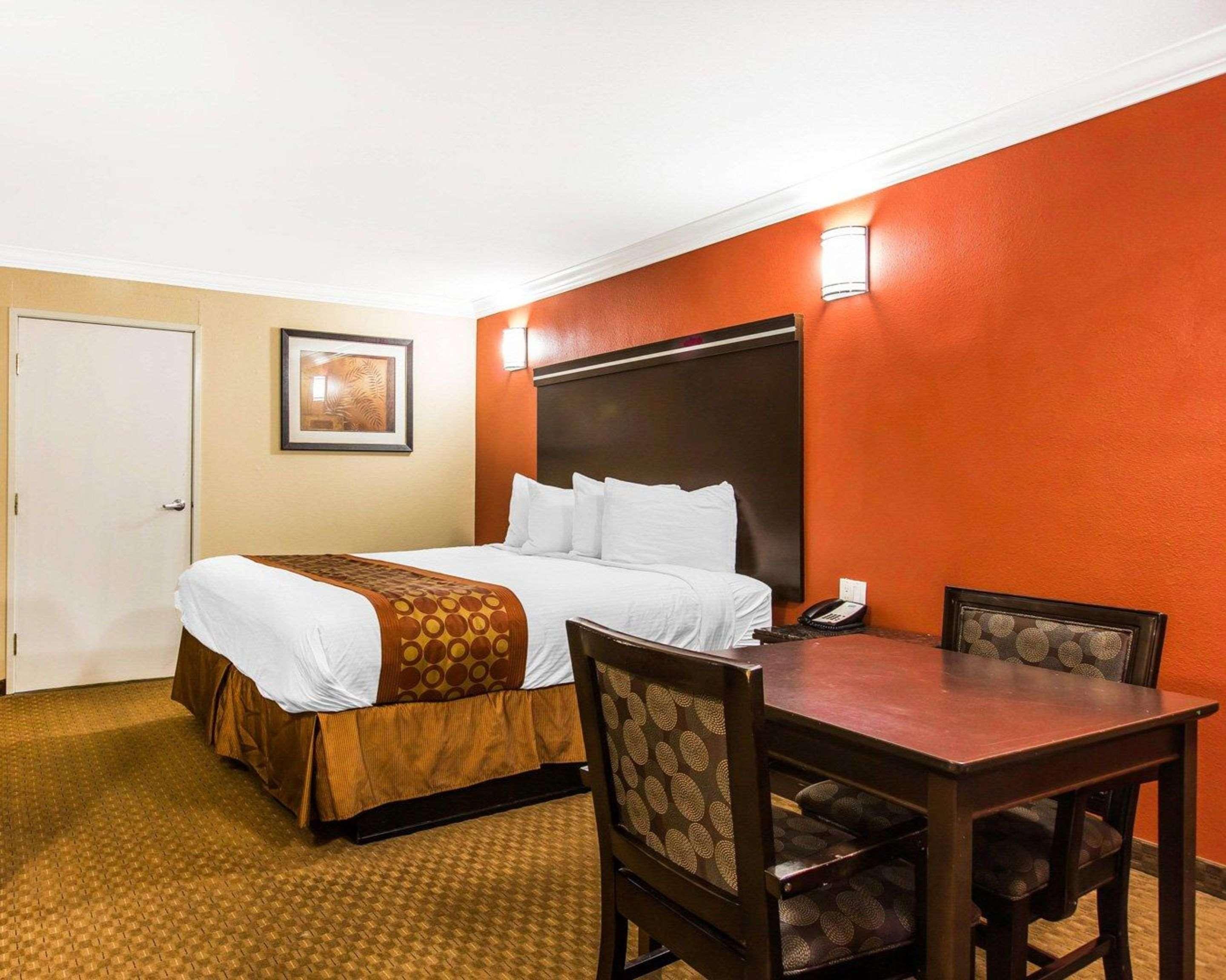 Rodeway Inn & Suites Corona Extérieur photo