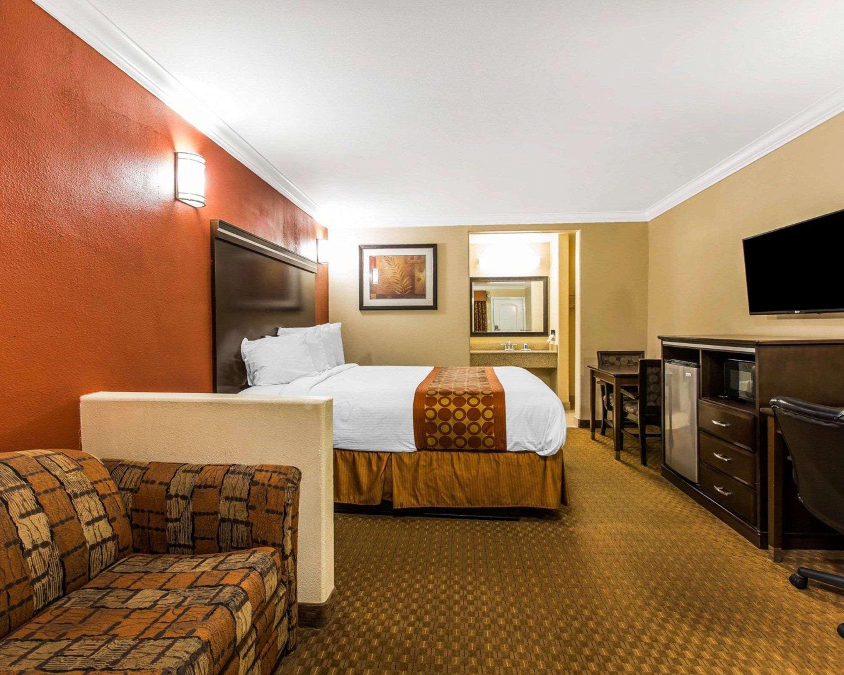 Rodeway Inn & Suites Corona Extérieur photo
