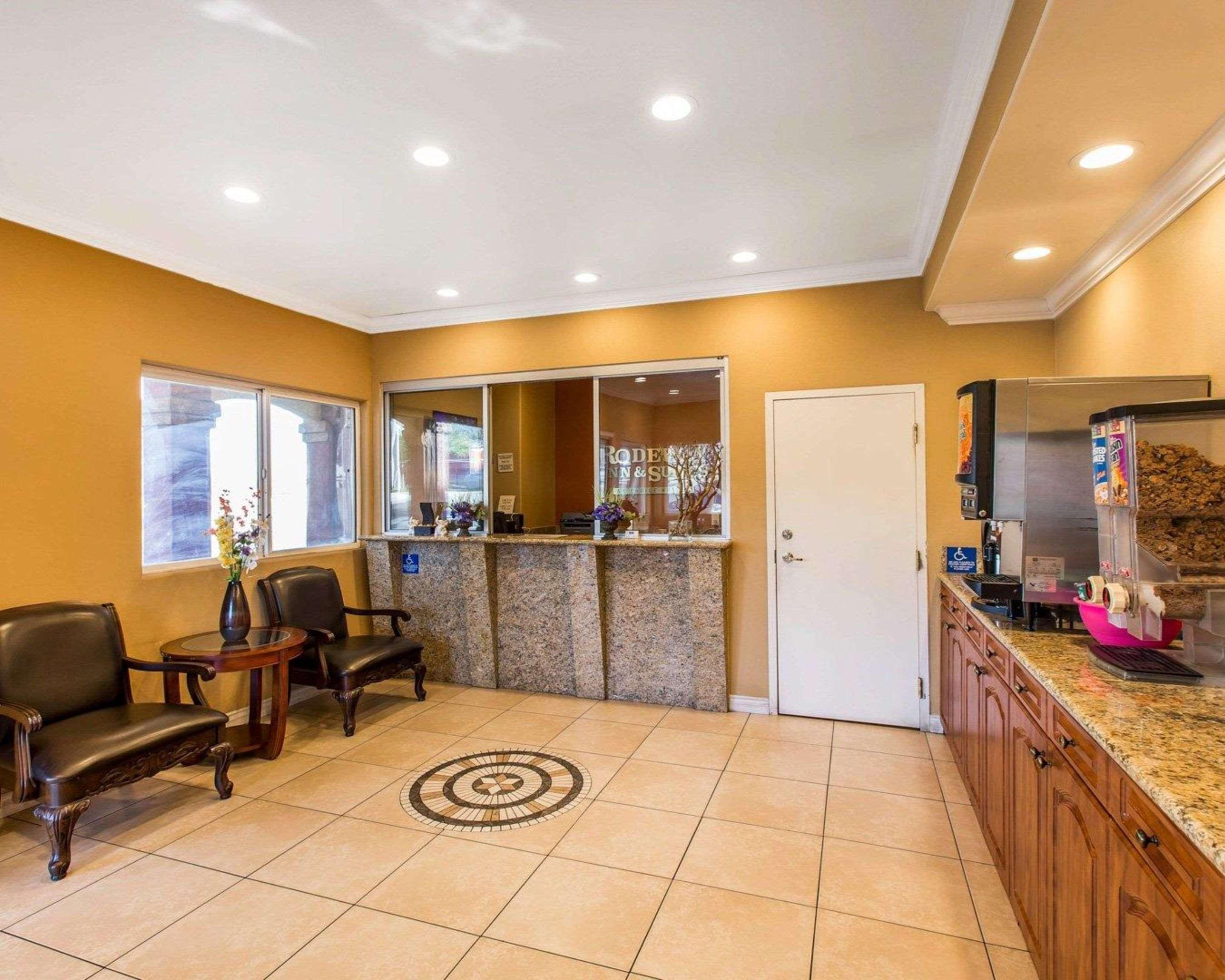 Rodeway Inn & Suites Corona Extérieur photo