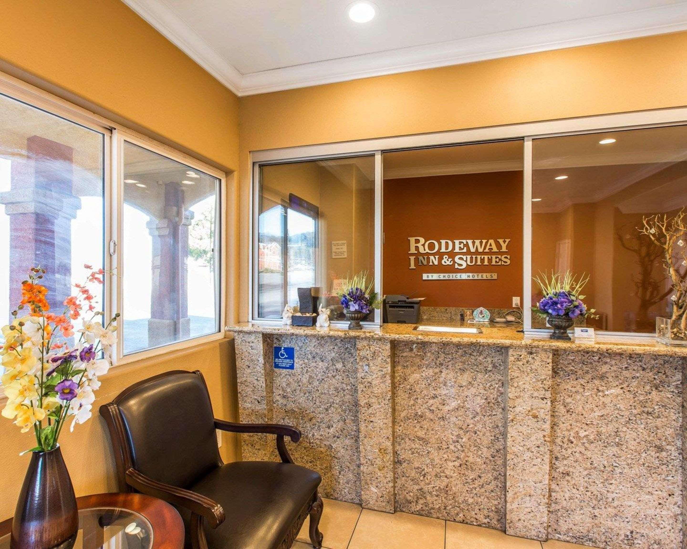 Rodeway Inn & Suites Corona Extérieur photo