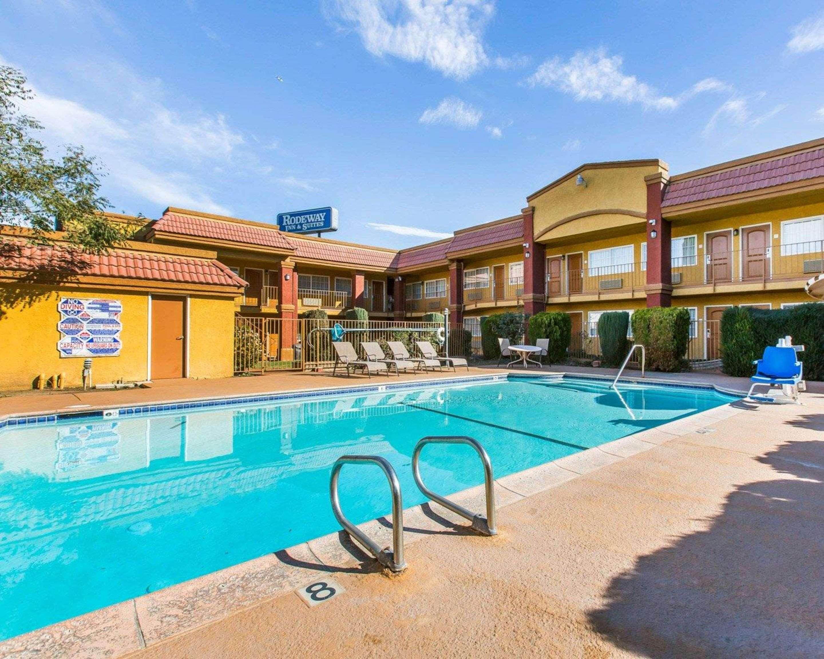 Rodeway Inn & Suites Corona Extérieur photo