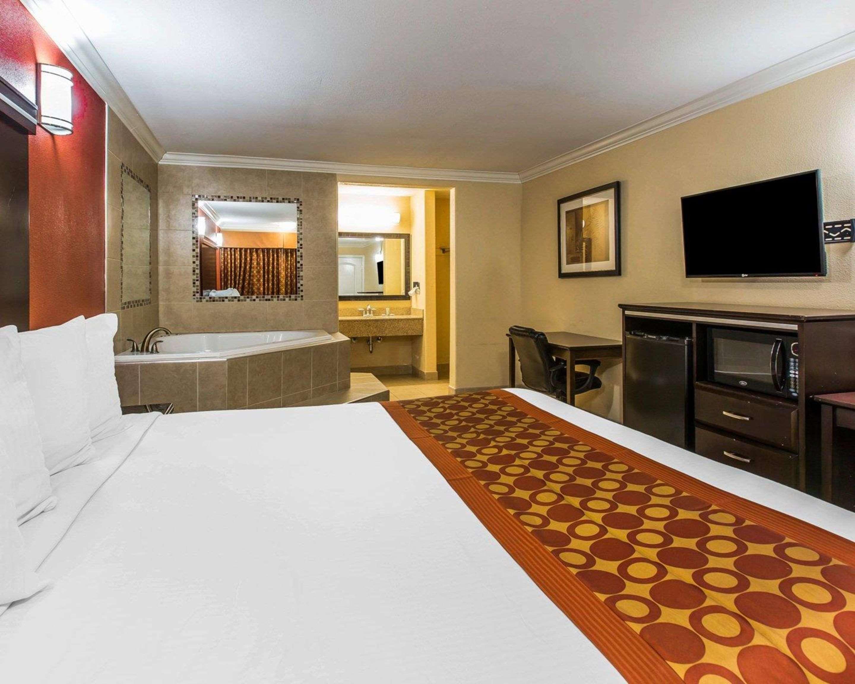 Rodeway Inn & Suites Corona Extérieur photo