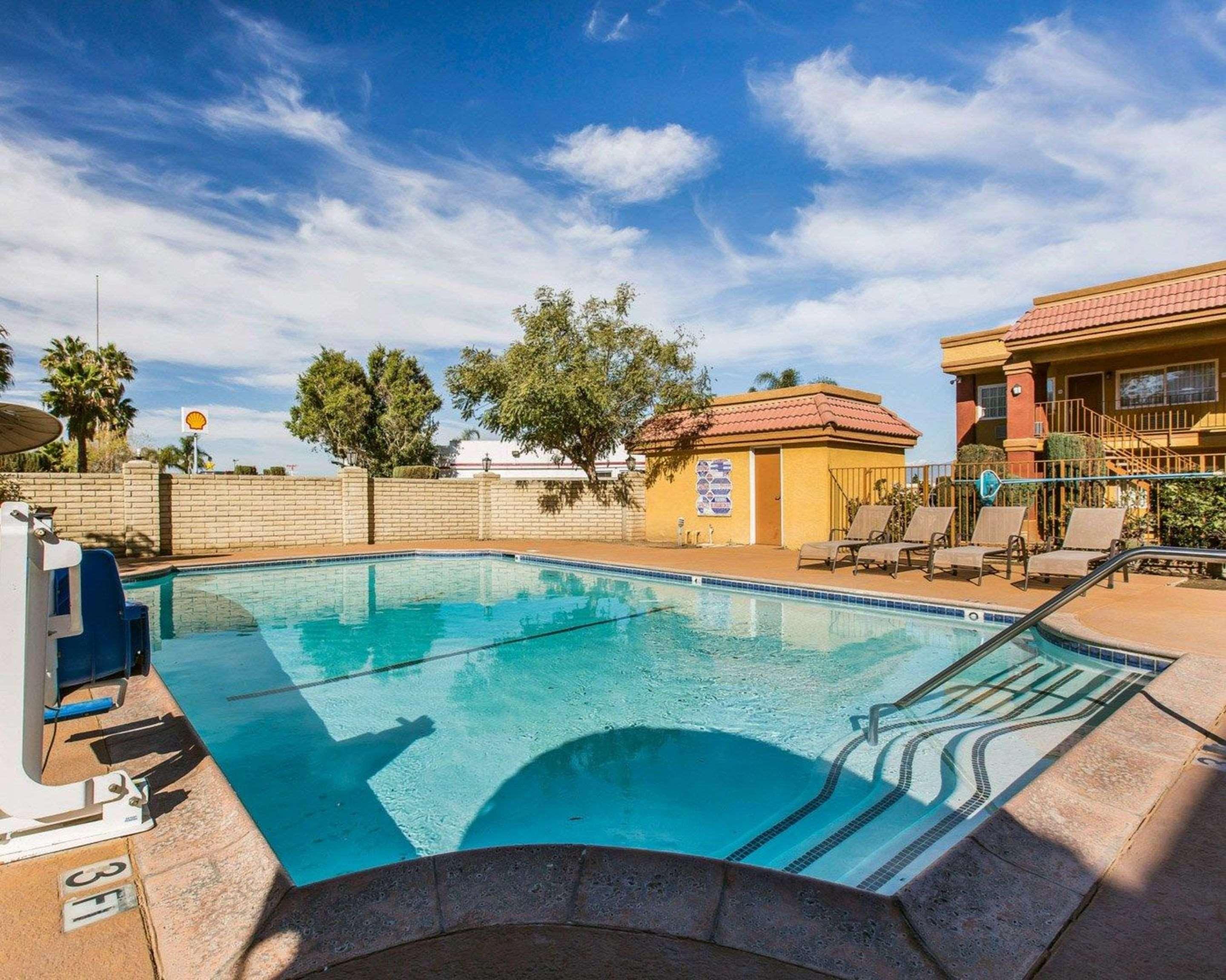Rodeway Inn & Suites Corona Extérieur photo