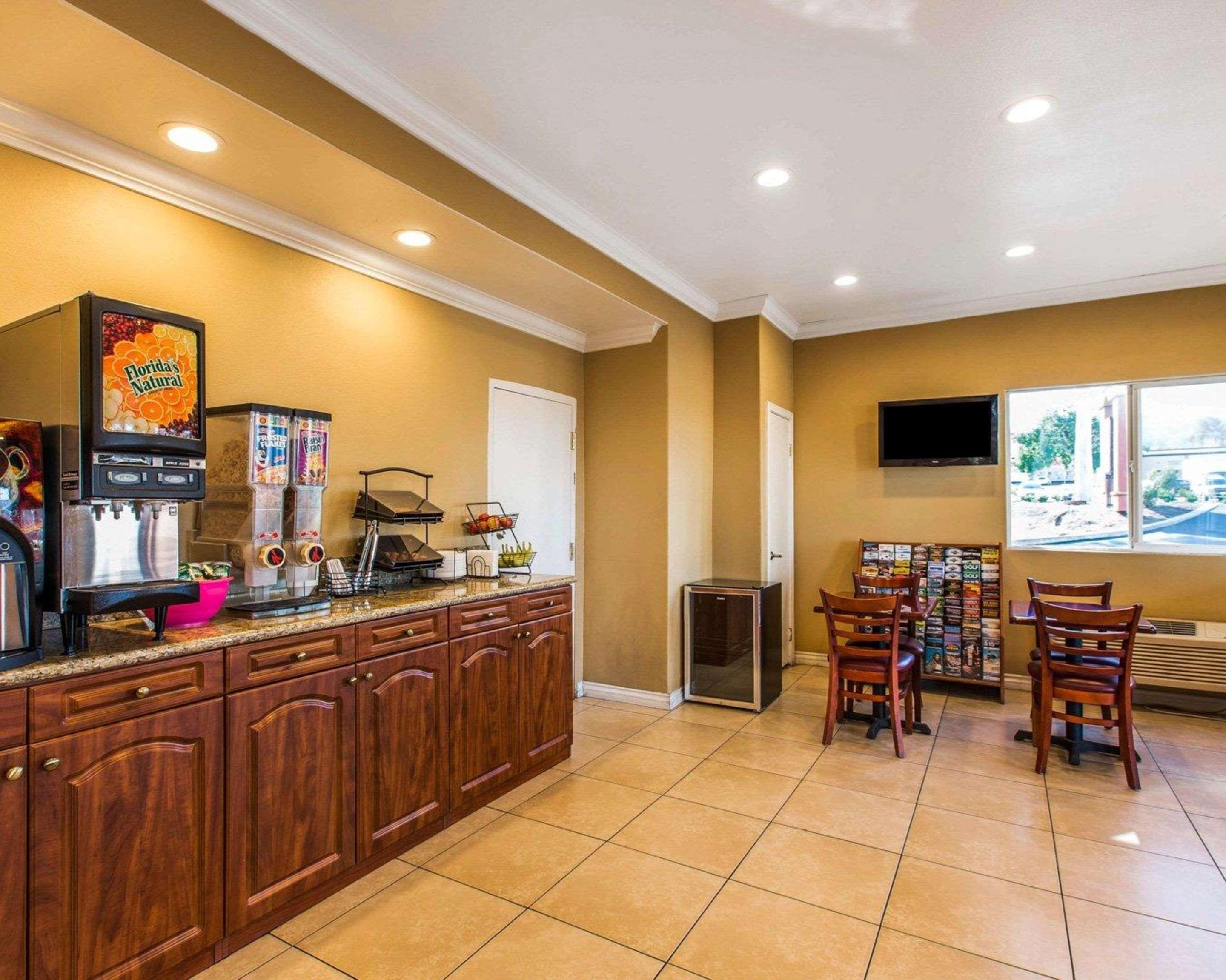 Rodeway Inn & Suites Corona Extérieur photo
