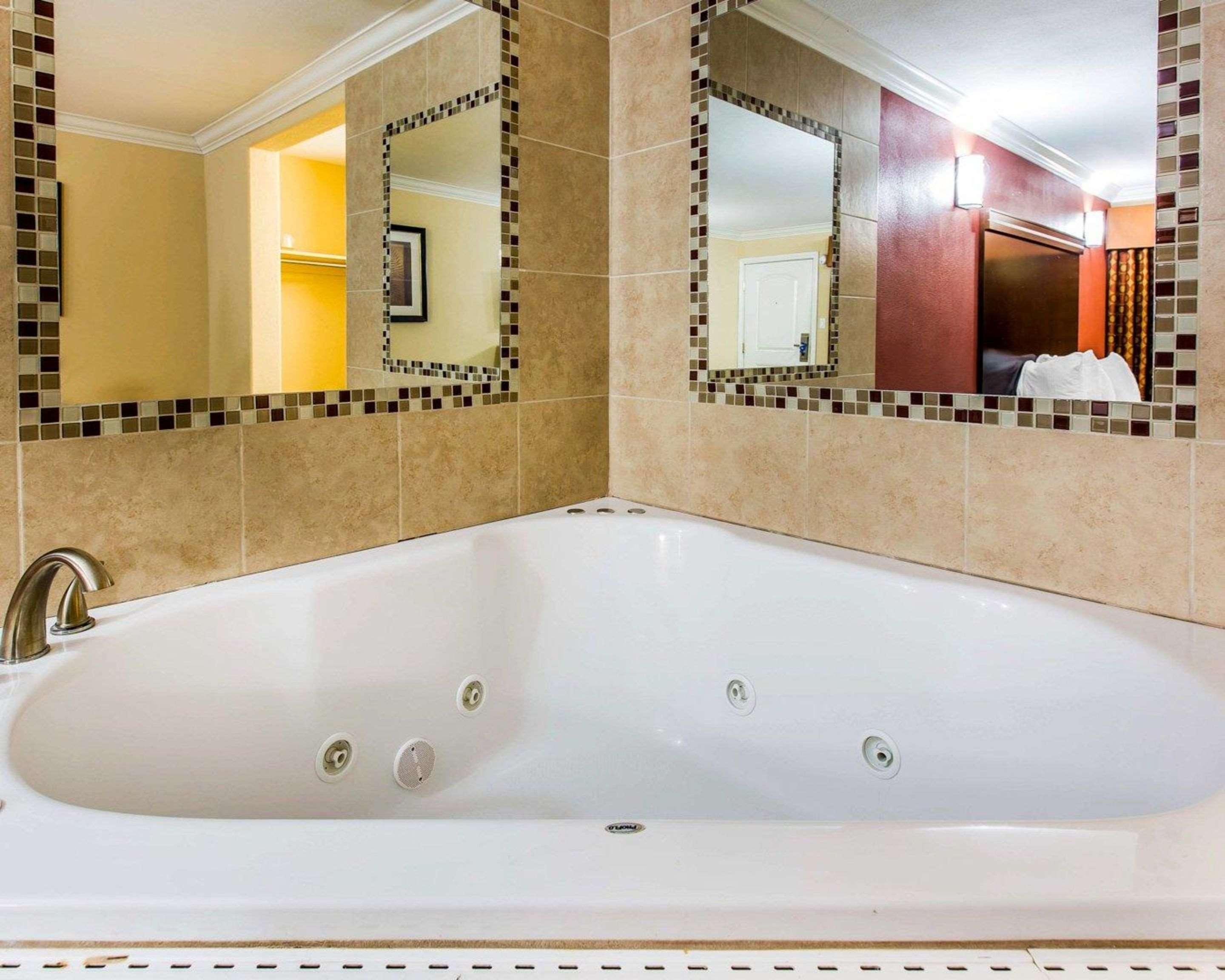 Rodeway Inn & Suites Corona Extérieur photo