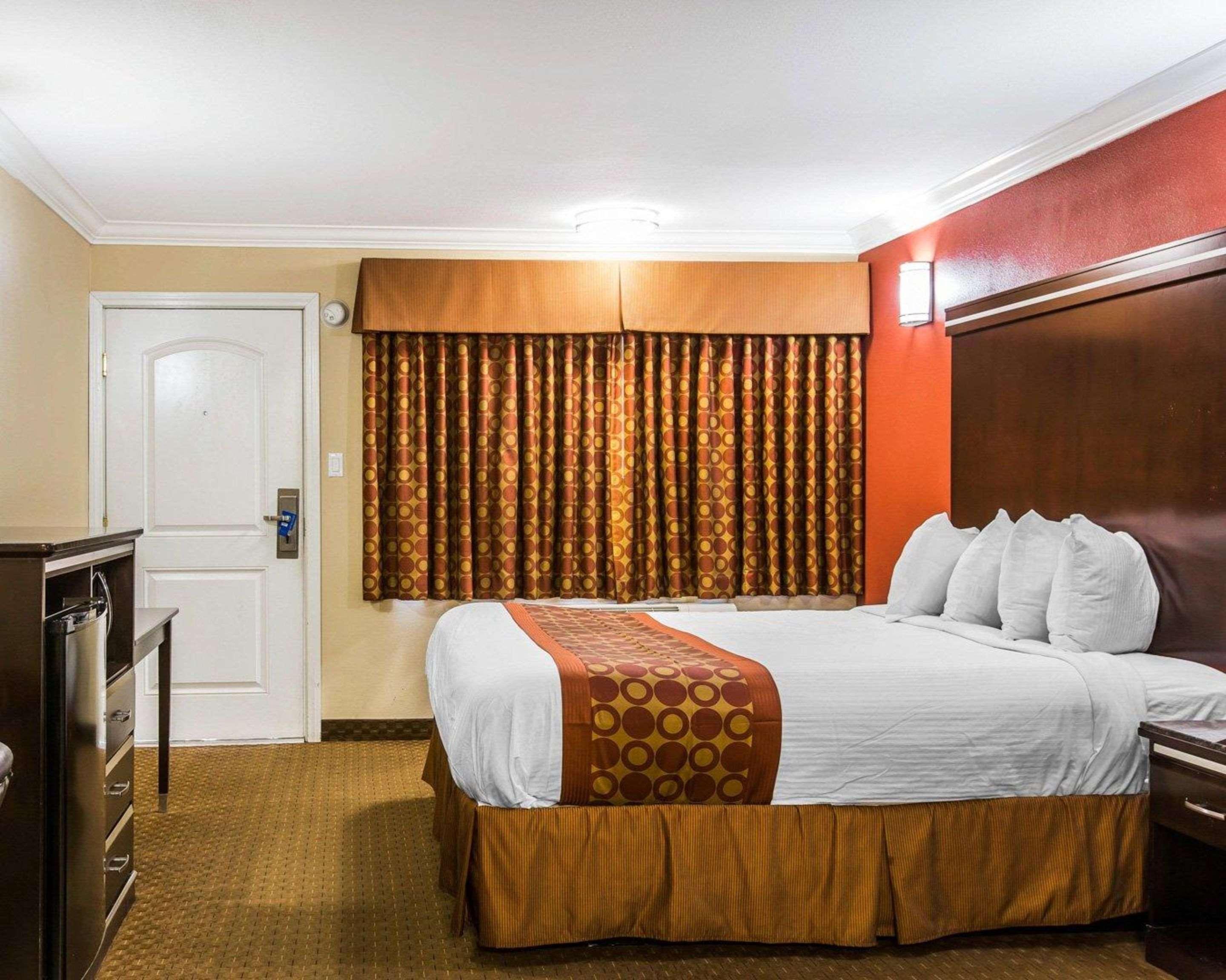 Rodeway Inn & Suites Corona Extérieur photo