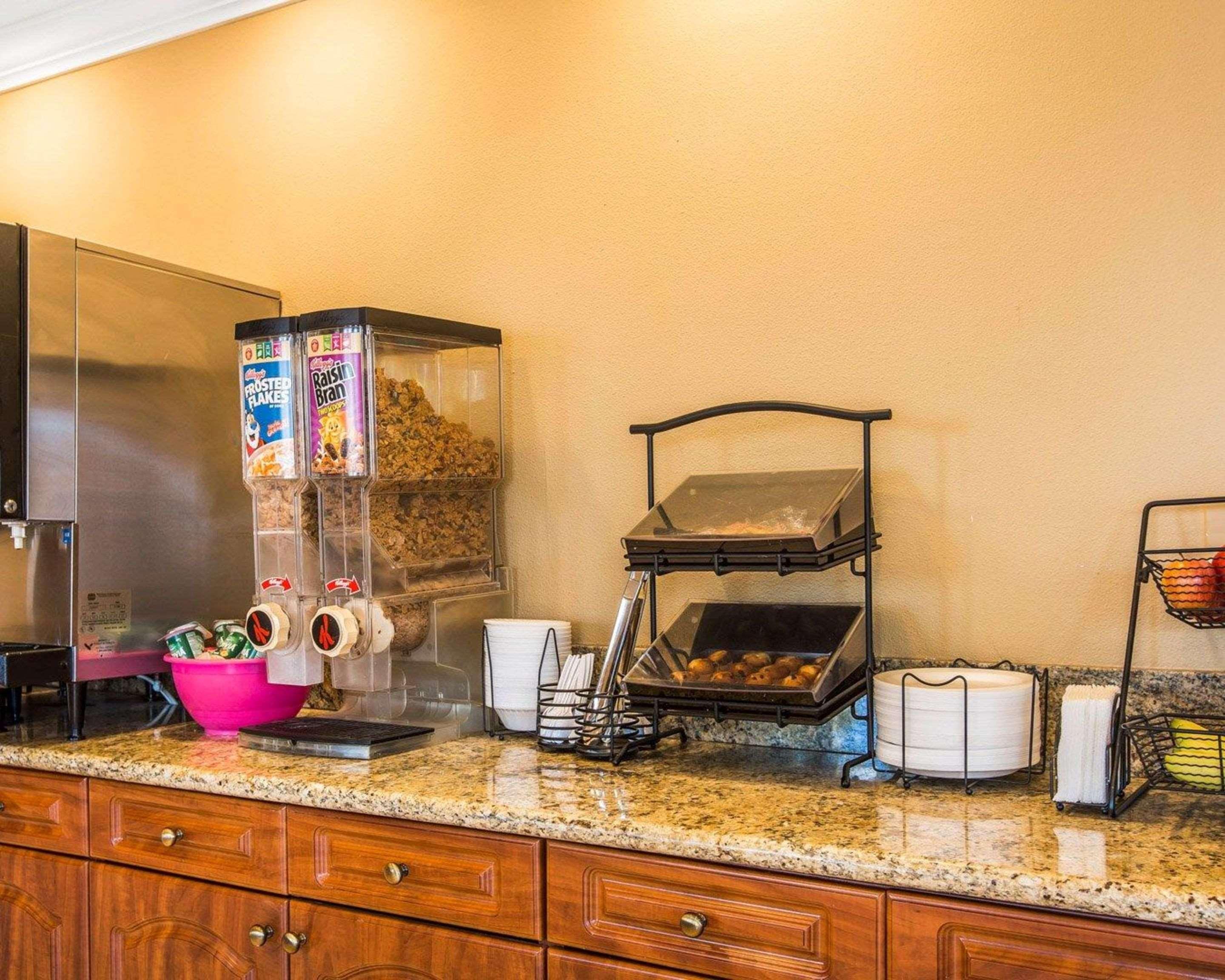 Rodeway Inn & Suites Corona Extérieur photo