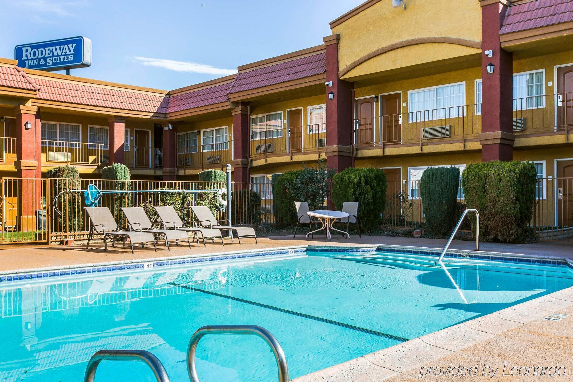 Rodeway Inn & Suites Corona Extérieur photo
