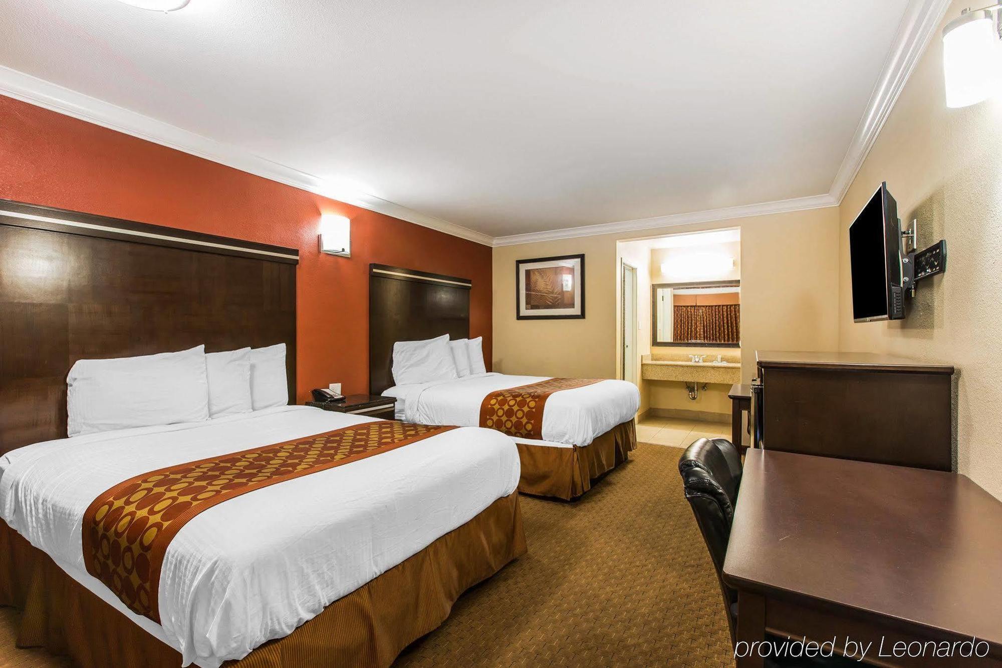 Rodeway Inn & Suites Corona Extérieur photo