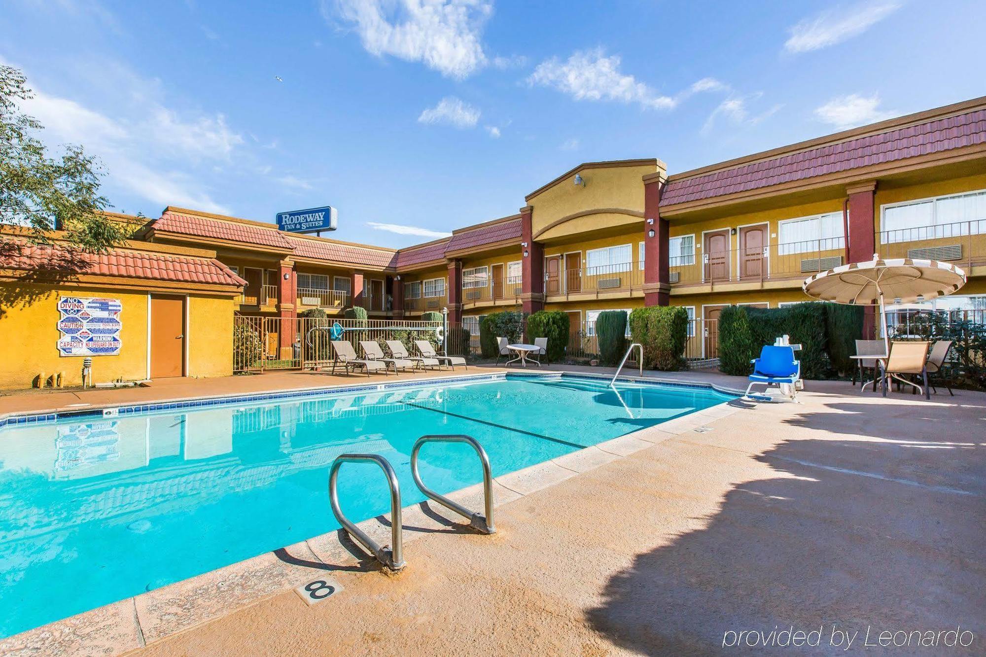 Rodeway Inn & Suites Corona Extérieur photo