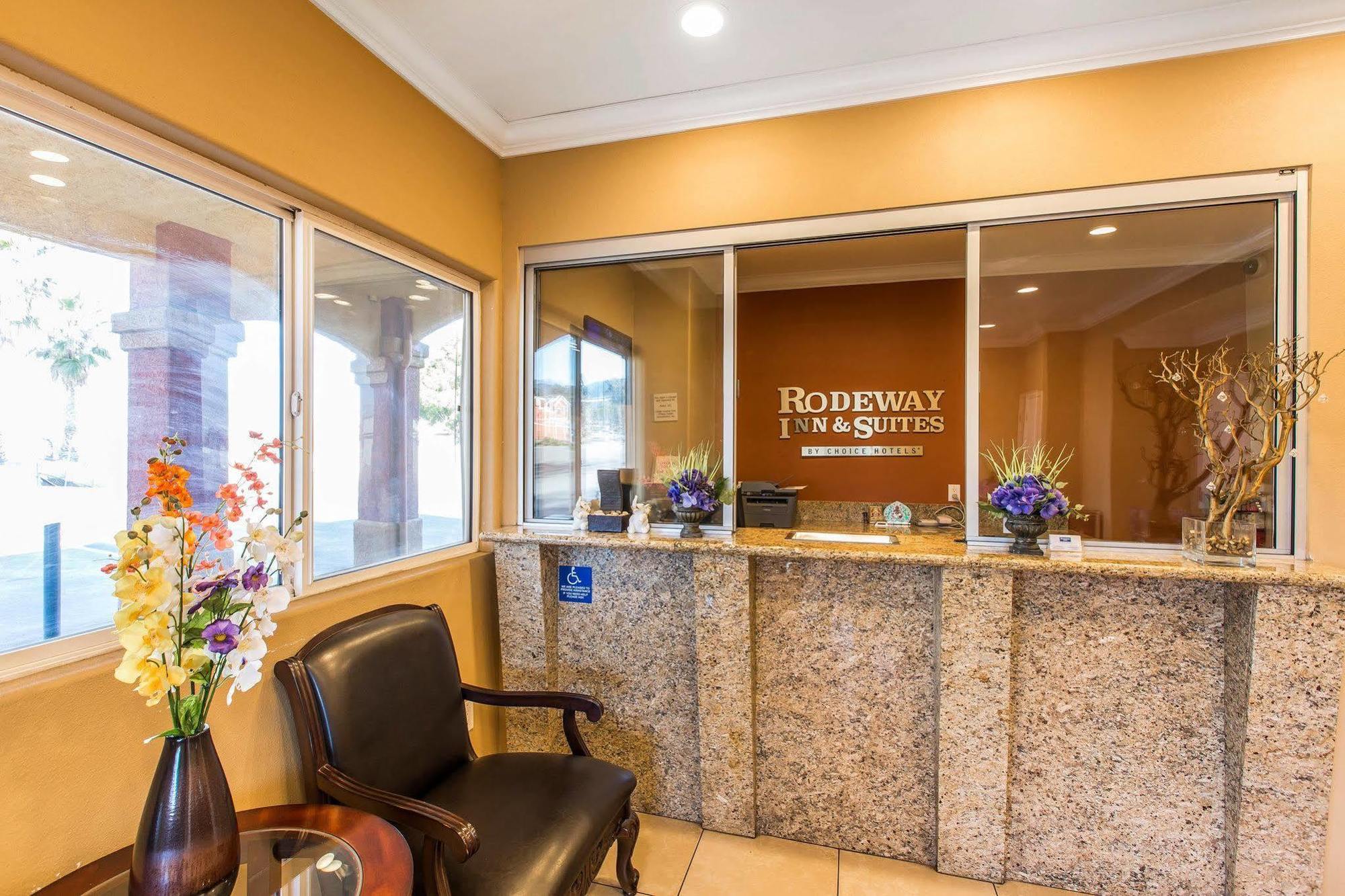 Rodeway Inn & Suites Corona Extérieur photo
