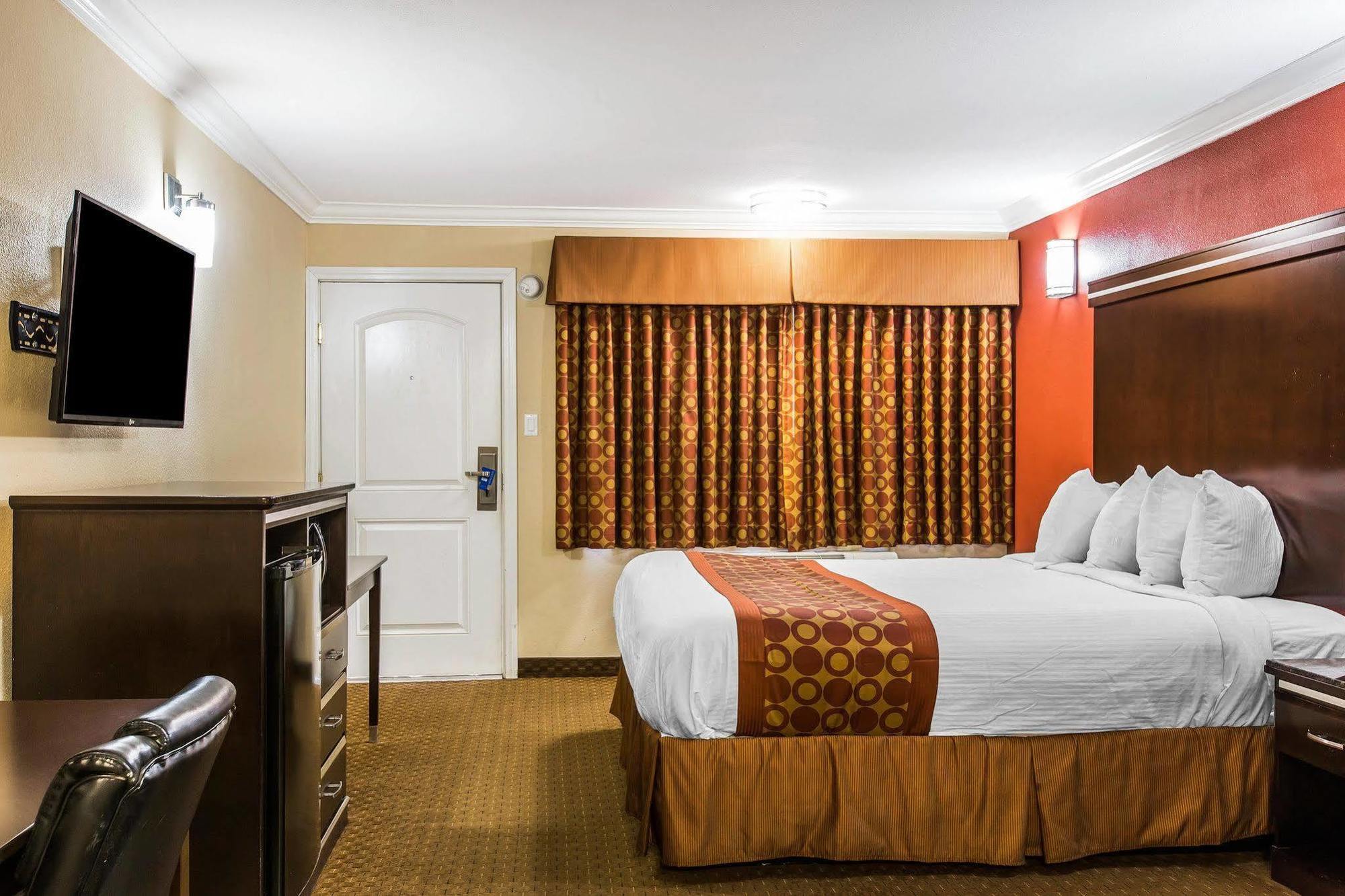 Rodeway Inn & Suites Corona Extérieur photo