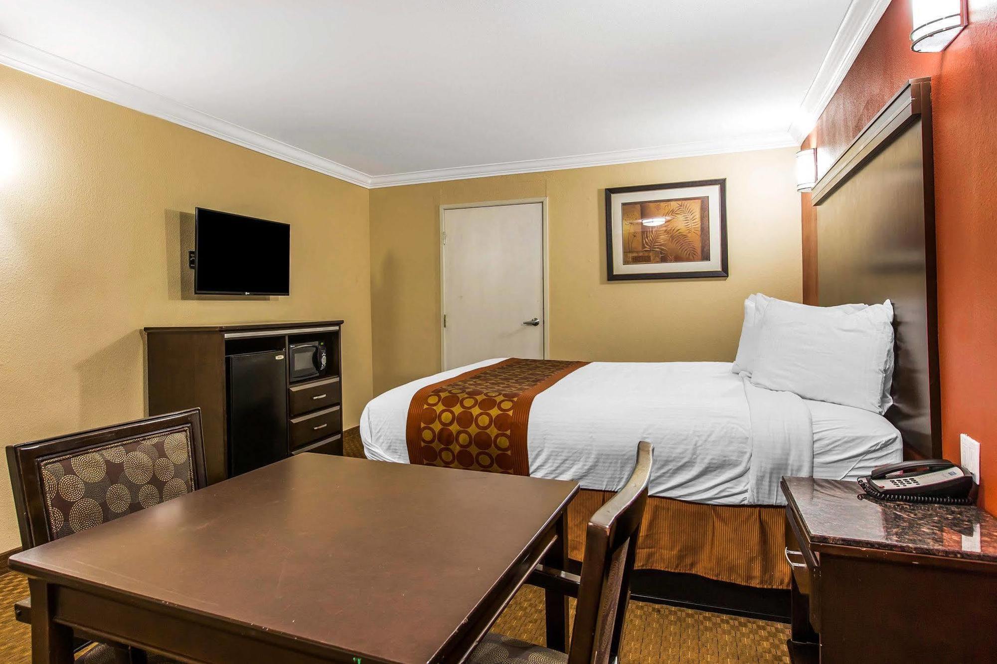 Rodeway Inn & Suites Corona Extérieur photo