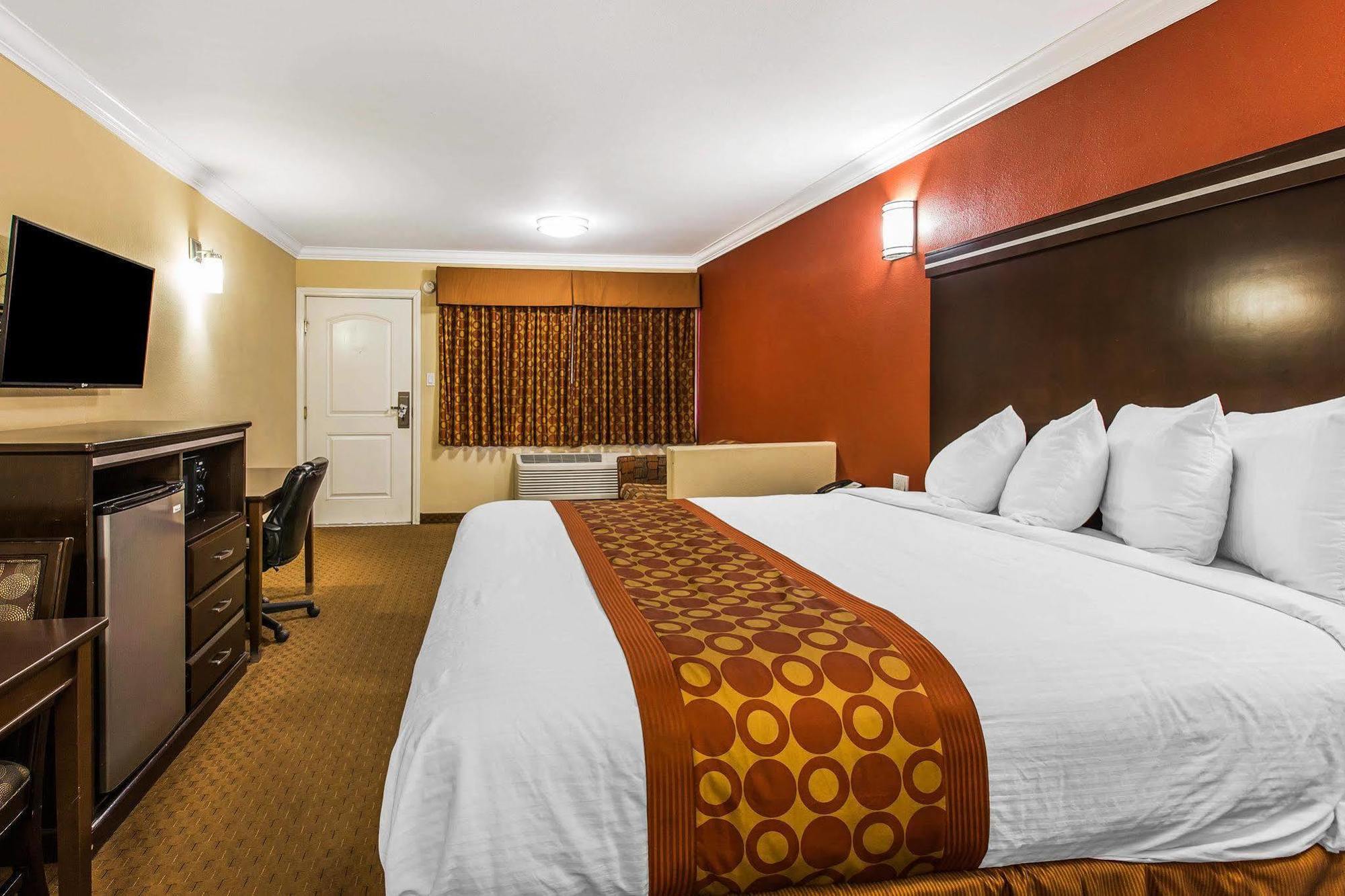 Rodeway Inn & Suites Corona Extérieur photo
